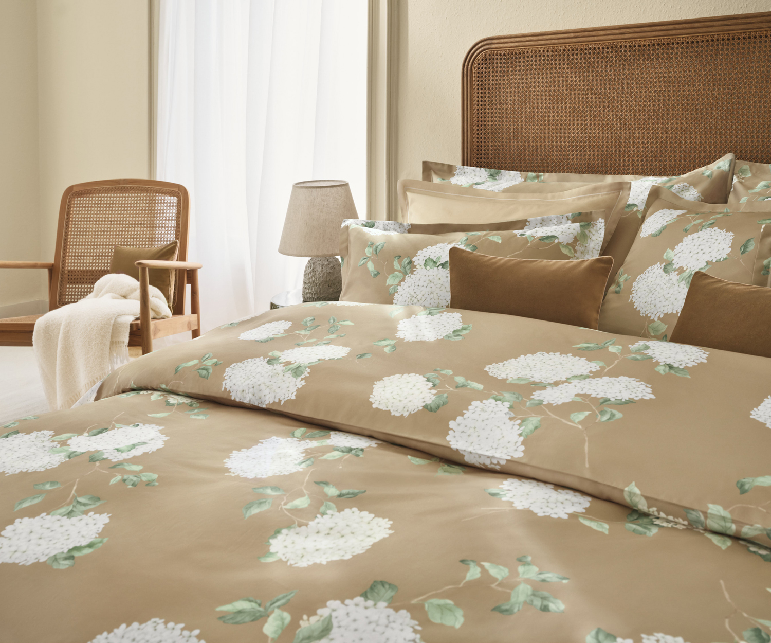Schlossberg HORTENSIA miel Satin – Opulente Blütenpracht für stilvolle Nächte