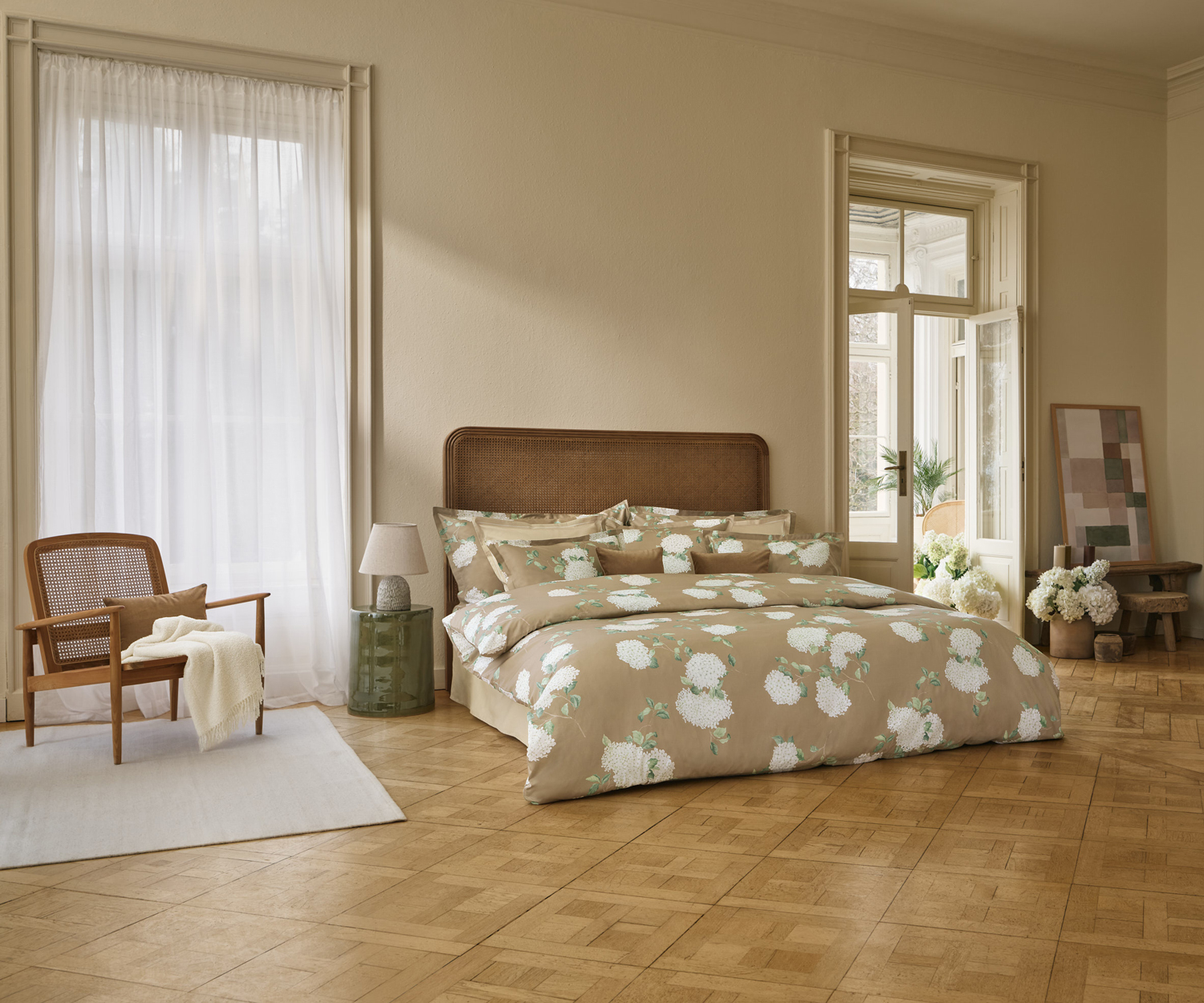 Schlossberg HORTENSIA miel Satin – Opulente Blütenpracht für stilvolle Nächte