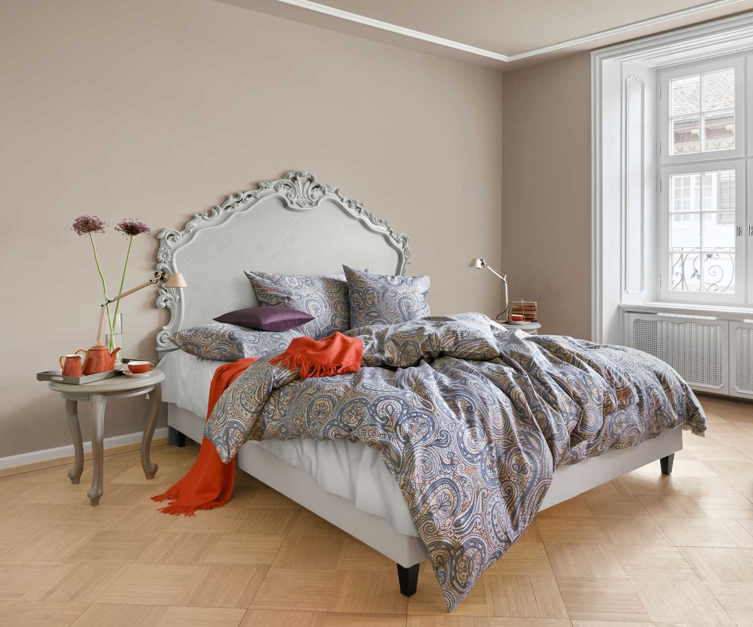 Schlossberg_Bettwaesche_Perinn_Bleu_Lifestyle-2 Schlossberg PERINN BLEU Bettwäsche - Satin Noblesse