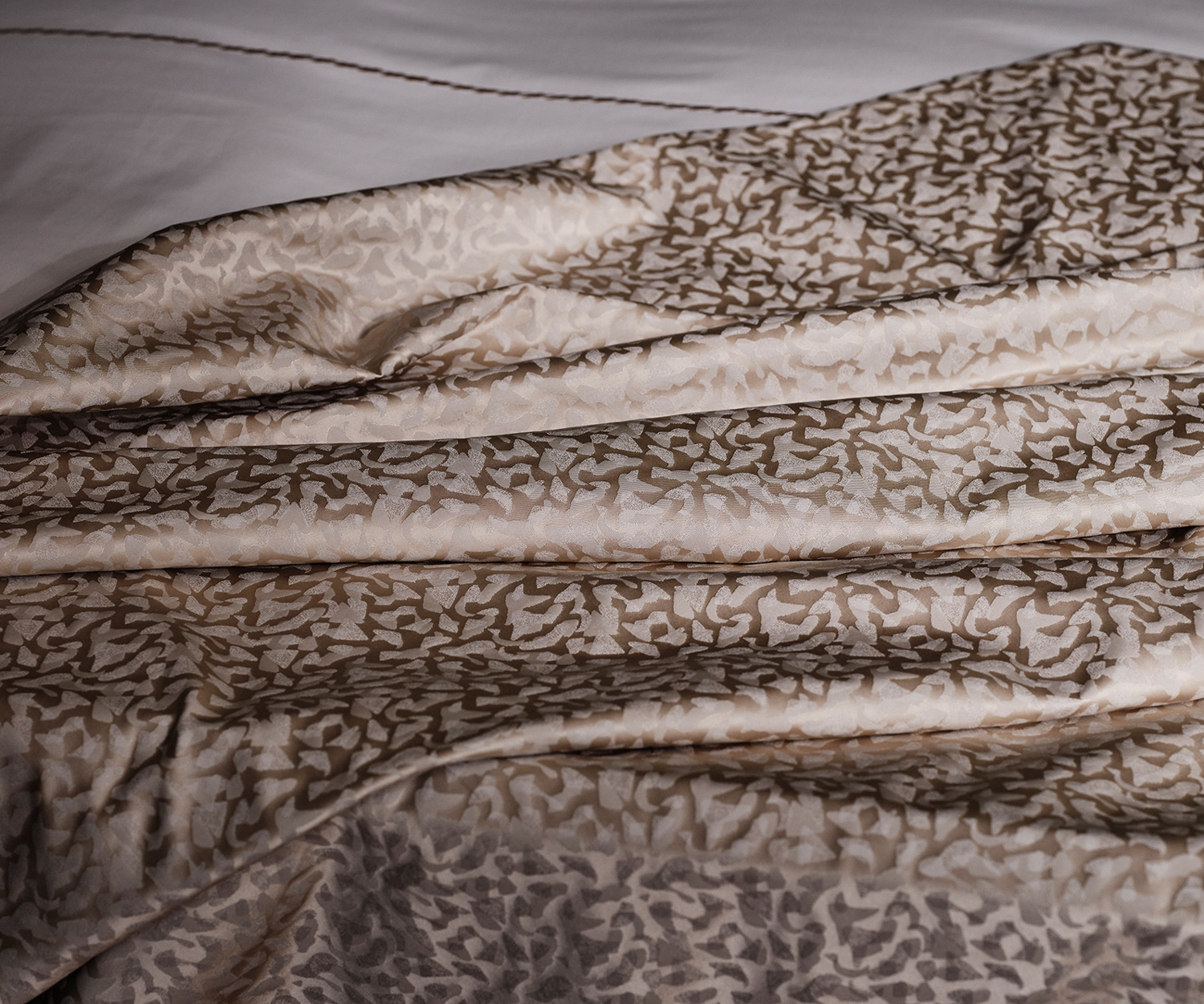 Fischbacher MIMICRY Jacquard col. 225 – Luxuriöse Eleganz mit raffinierter Felloptik Kopie