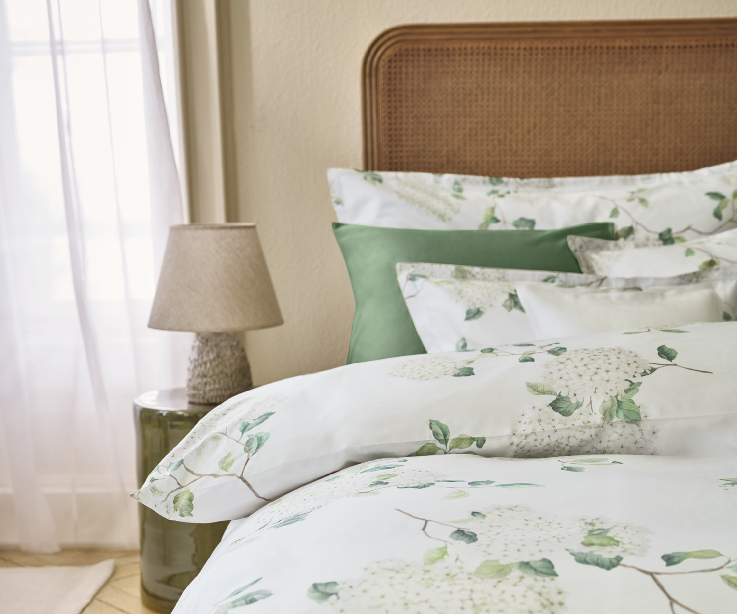 Schlossberg HORTENSIA blanc Satin – Opulente Blütenpracht für stilvolle Nächte