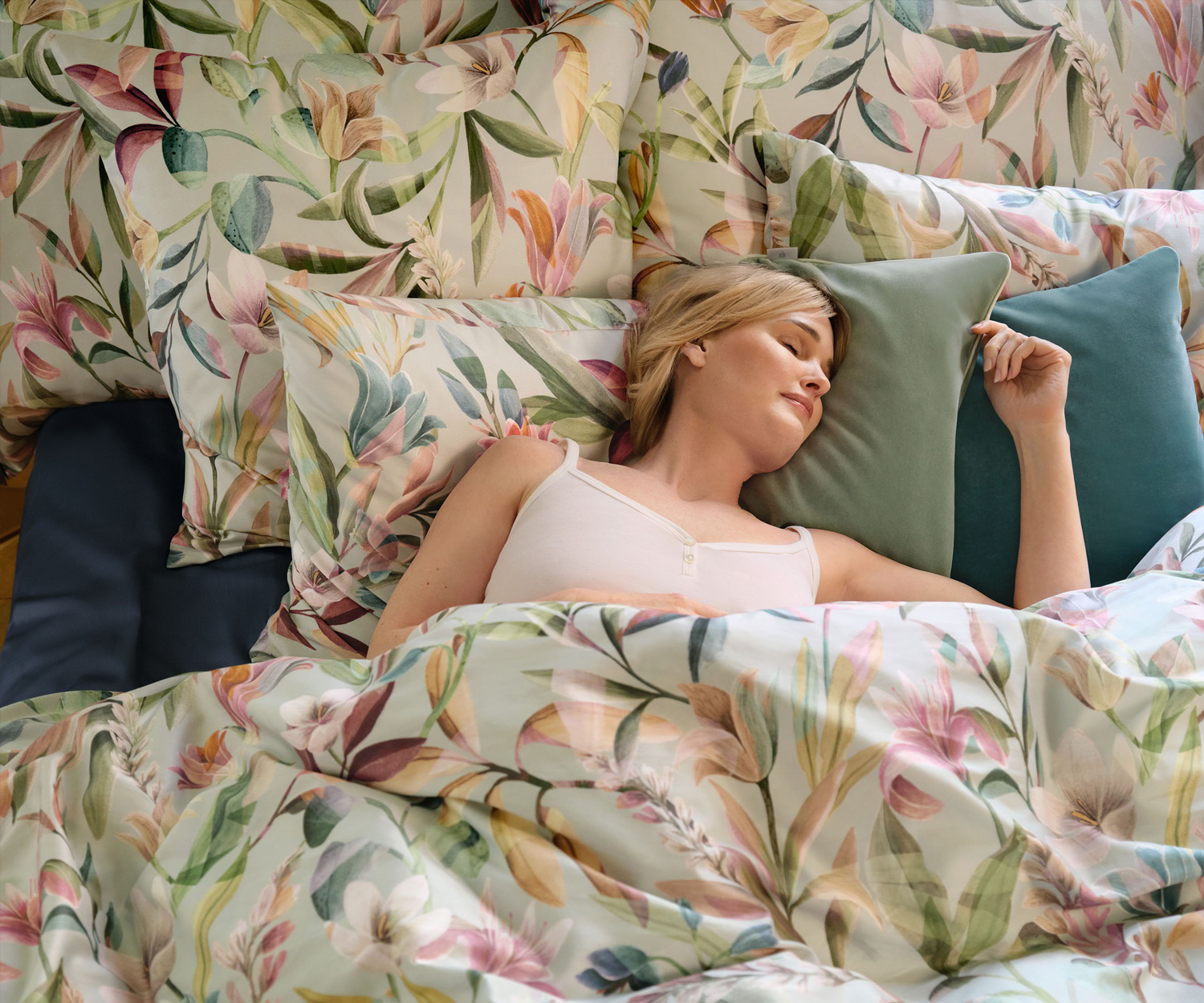 Schlossberg-Bettwaesche_ADELE_vert_Model Schlossberg Bettwäsche ADELE vert Satin