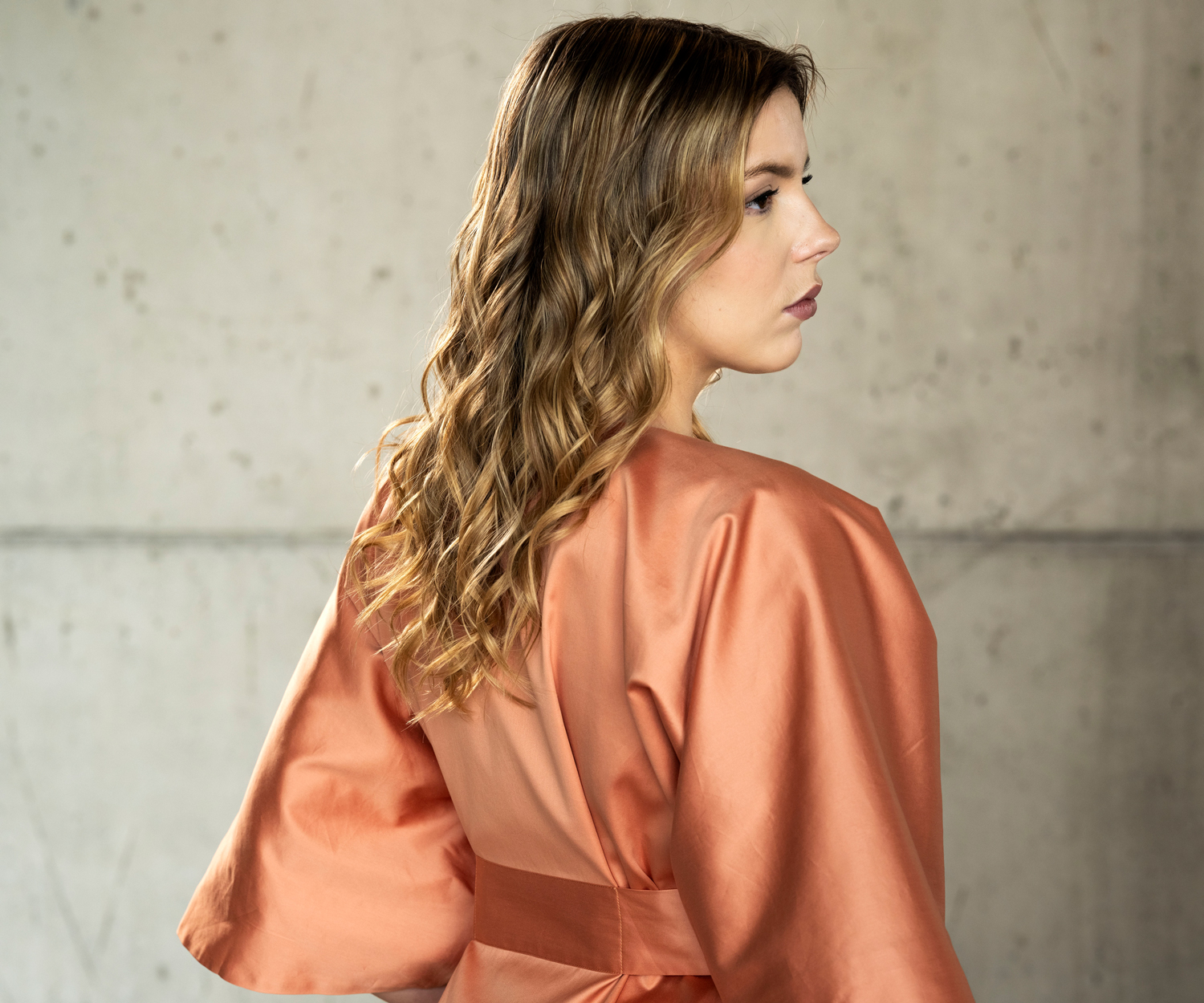 Celso-NARA-Ruecken NARA Hausmantel - Satin Secret von Celso de Lemos