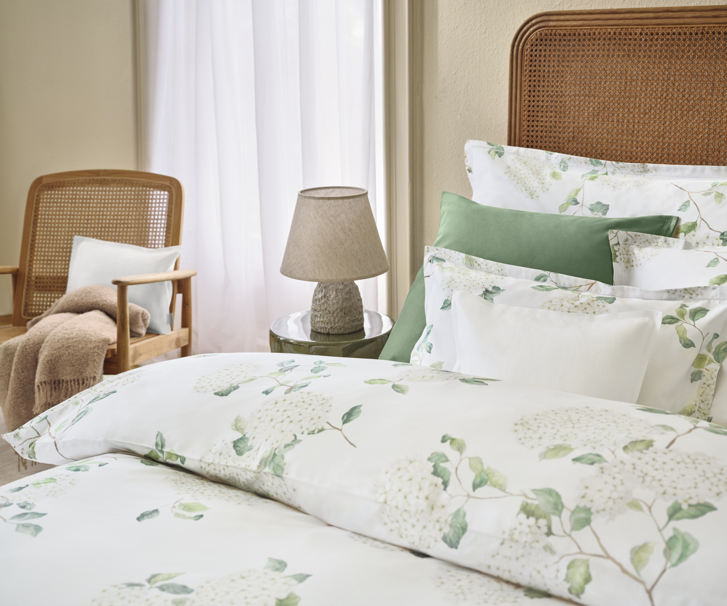 Schlossberg HORTENSIA blanc Satin – Opulente Blütenpracht für stilvolle Nächte