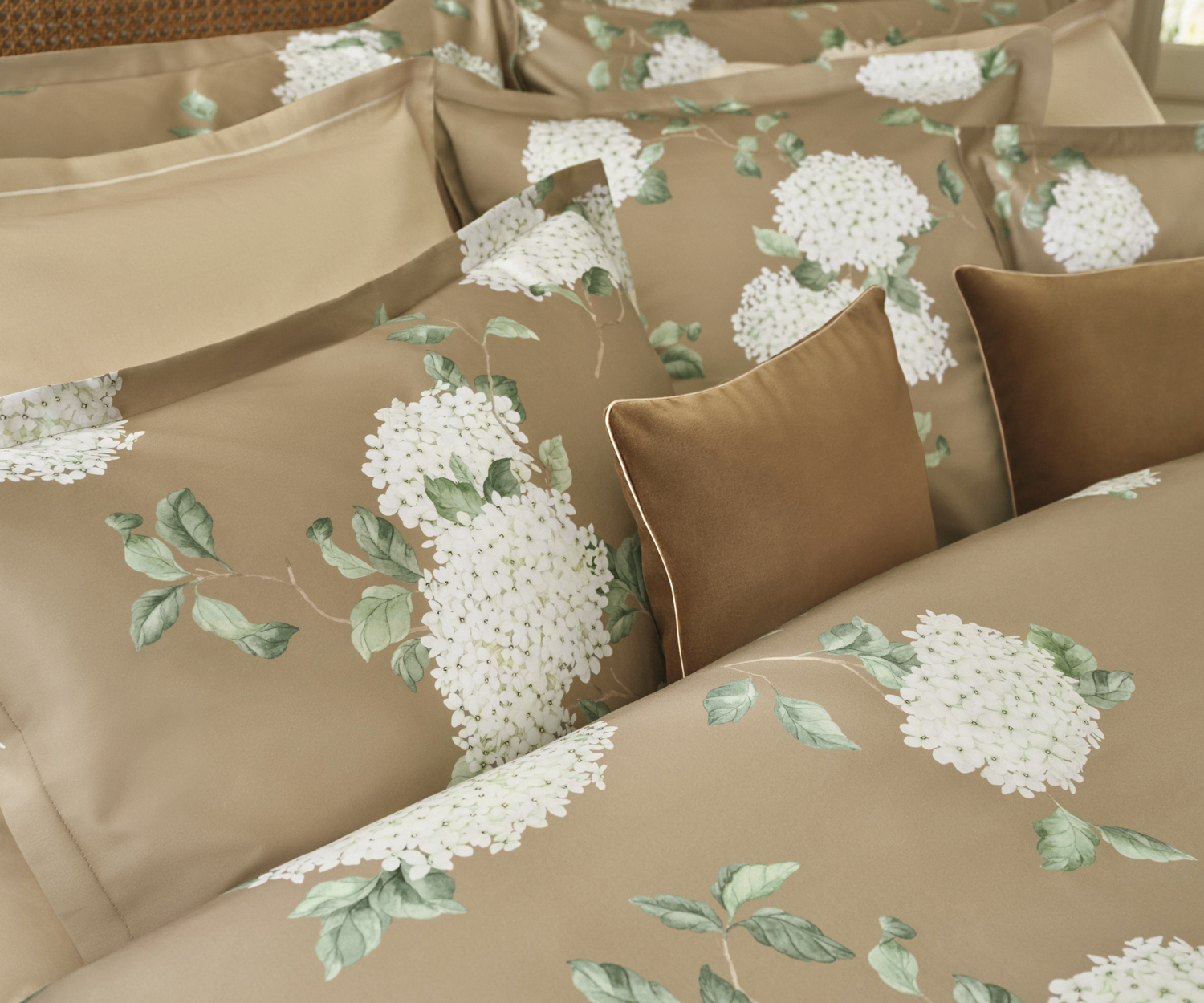 Schlossberg HORTENSIA miel Satin – Opulente Blütenpracht für stilvolle Nächte