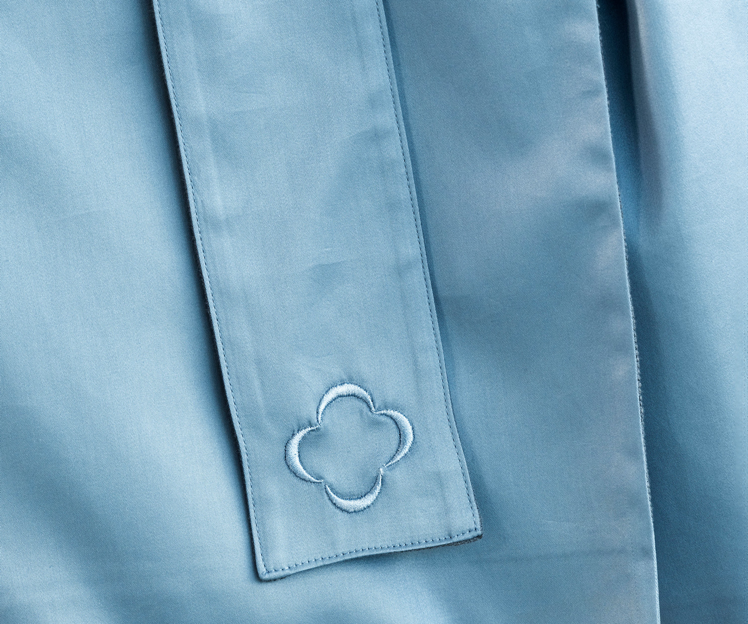 Celso-ALMA-details ALMA Hausmantel aus Satin 700 TC von Celso de Lemos