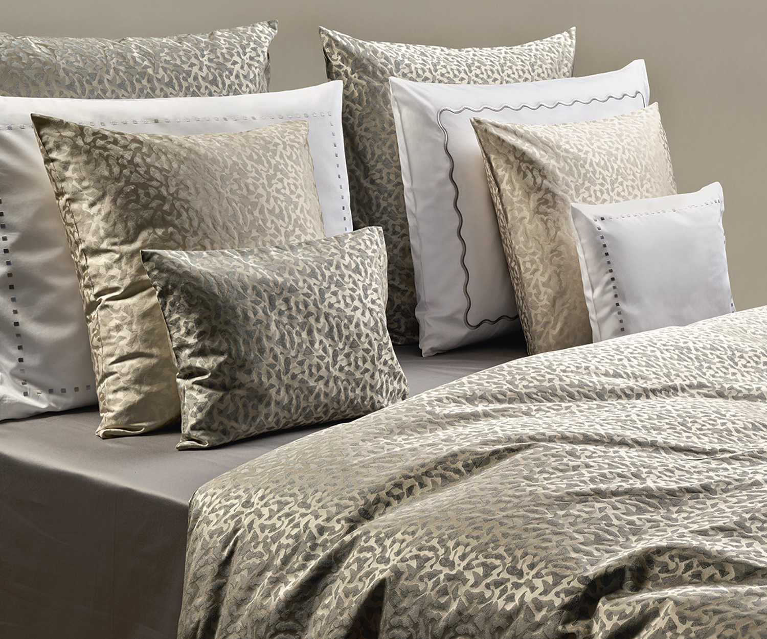 Fischbacher MIMICRY Jacquard col. 225 – Luxuriöse Eleganz mit raffinierter Felloptik Kopie