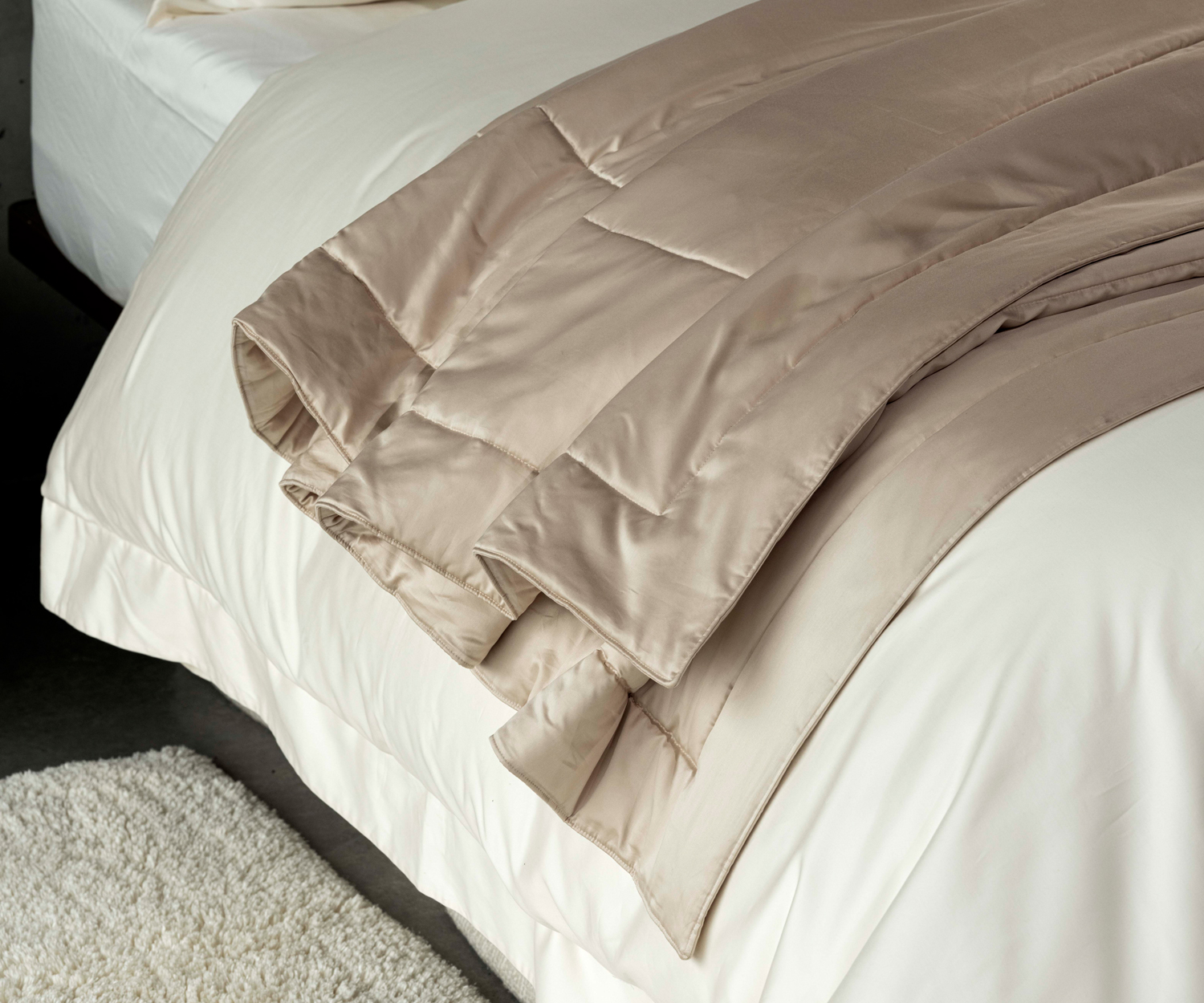 Celso-SECRET-COMFORTER-2 SECRET Tagesdecke aus feinstem Satin mit Daunen gefüllt