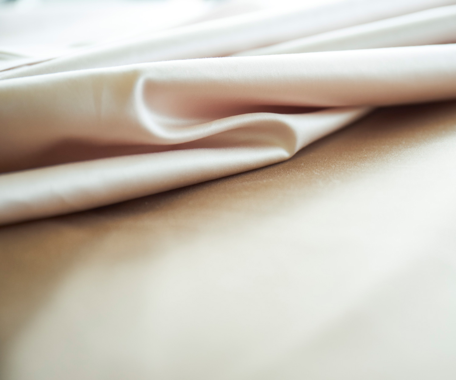 Celso-de-Lemos-Bettwaesche-Secret-Detail SECRET - Satin 700 TC Spannbettlaken